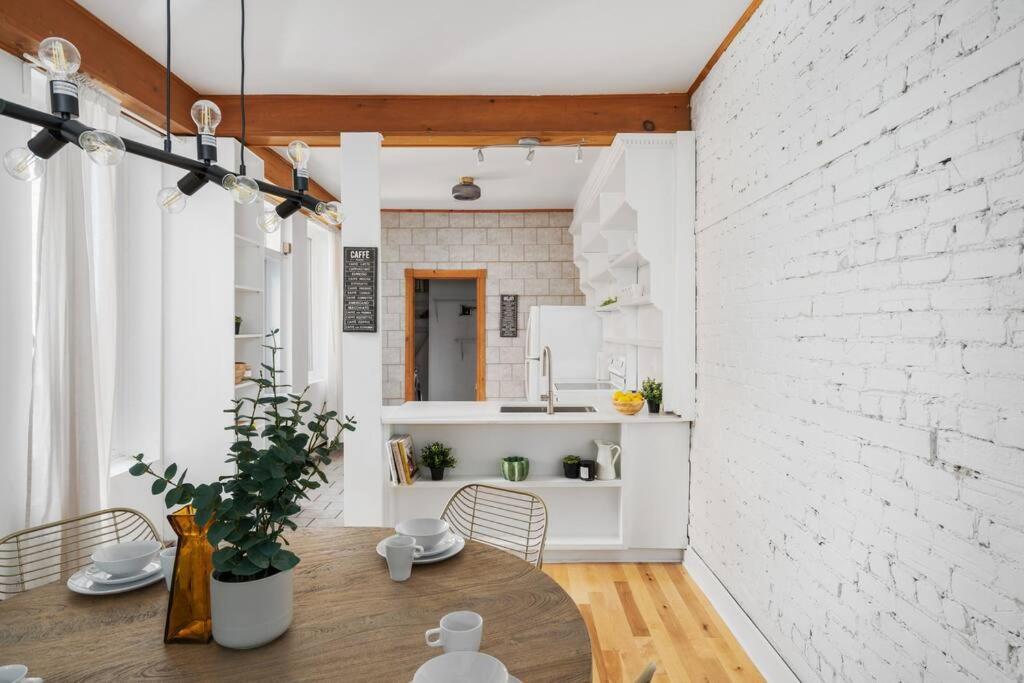 Chic Mile-End 3Br Getaway - Free Parking, Sleeps 8 Lejlighed Montréal Eksteriør billede